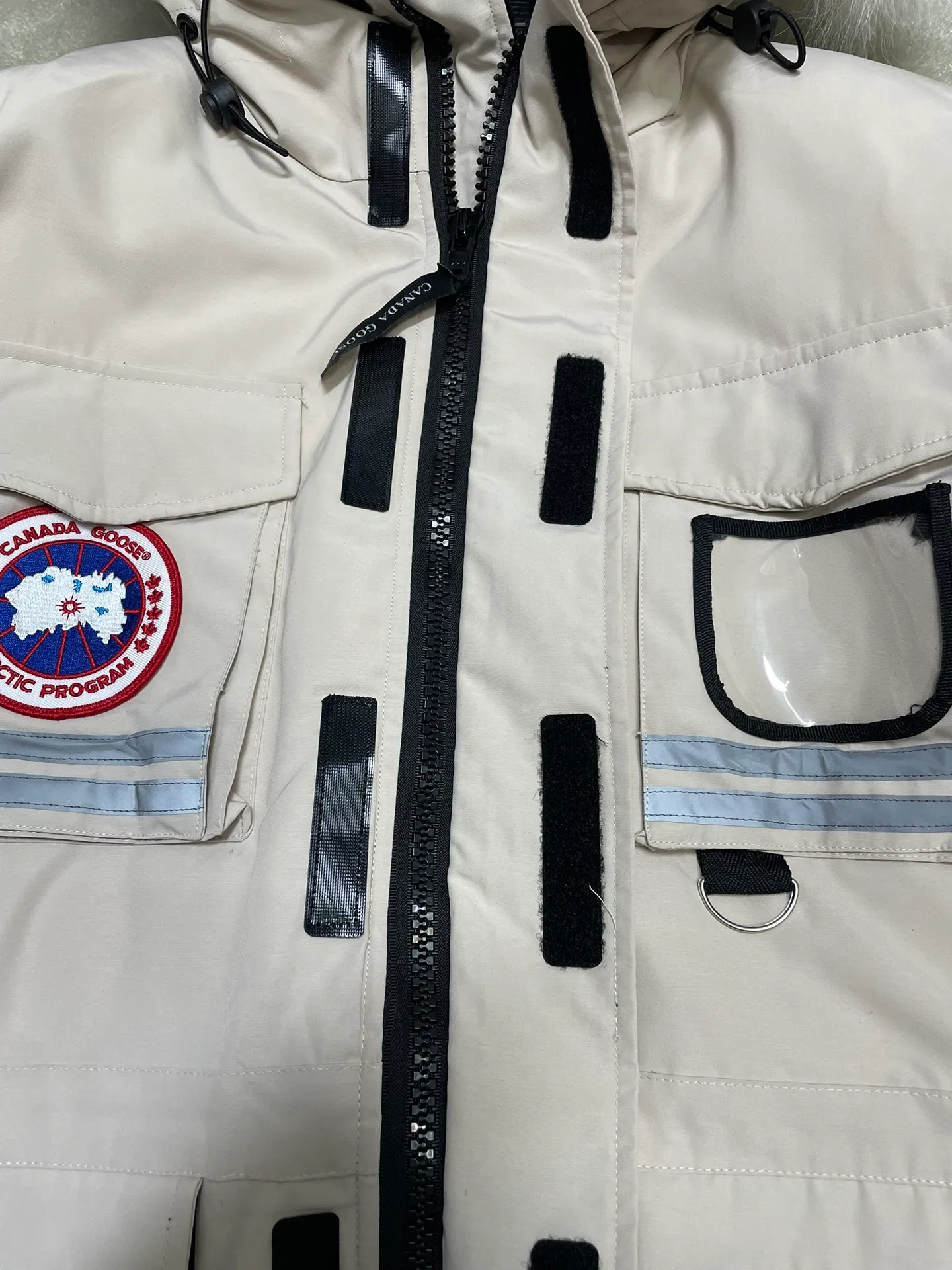 P1060 CANADA GOOES 🇨🇦ⒿⓅⓈ manufactures 10 models of snow curse men and women couples. Factory direct supply: supplying global purchasing agents, micro-business, entities, Tmall, high-end stalls and studio cooperation, free shipping! There are 10 types of Canada Goose Snow Mantra parkas for men and women, the Rolls-Royce of down jackets. ➖ Industry-leading anti-counterfeiting chip sensing. ➖ Imported Behringer embroidery machines and customized embroidery labels, the highest level and industry leading. ➖ Imported Korean 21-count polyester-cotton blended original fabric, TC85 waterproof coated fabric, water-repellent, windproof and wear-resistant. ➖ The new national standard 90 white duck down has an average down filling of 300 grams. The amount of down filling is industry-leading. ➖ 100% nylon lining with double double-layer sealing design to prevent velvet running, and seamless thread design on the cuffs! ➖ Yoshida YKK provides original factory-customized electroplated sliders. YKK two-way lockable zippers are tight and smooth and do not peel off paint. ➖ 3M composite Velcro is durable and the accessories and hardware are all custom-made. Note: Our copywriting is only simple and clear. Instead of bragging about the copywriting, it is better to compare and understand with samples. Only for the purest goose, the most dedicated, the most professional, the highest quality, the highest cost performance! SIZE:XS-XXL [with size chart]